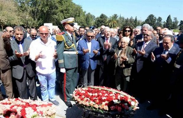 وقفة ترحم على روح احمد بن بلة بمقبرة العالية | الإذاعة ...